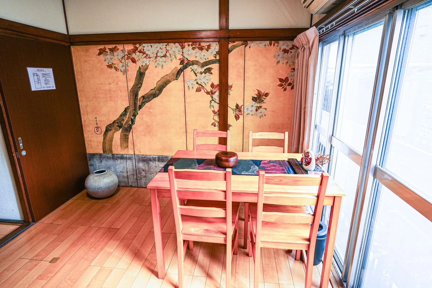 The living room with a golden cherry-blossom screen
