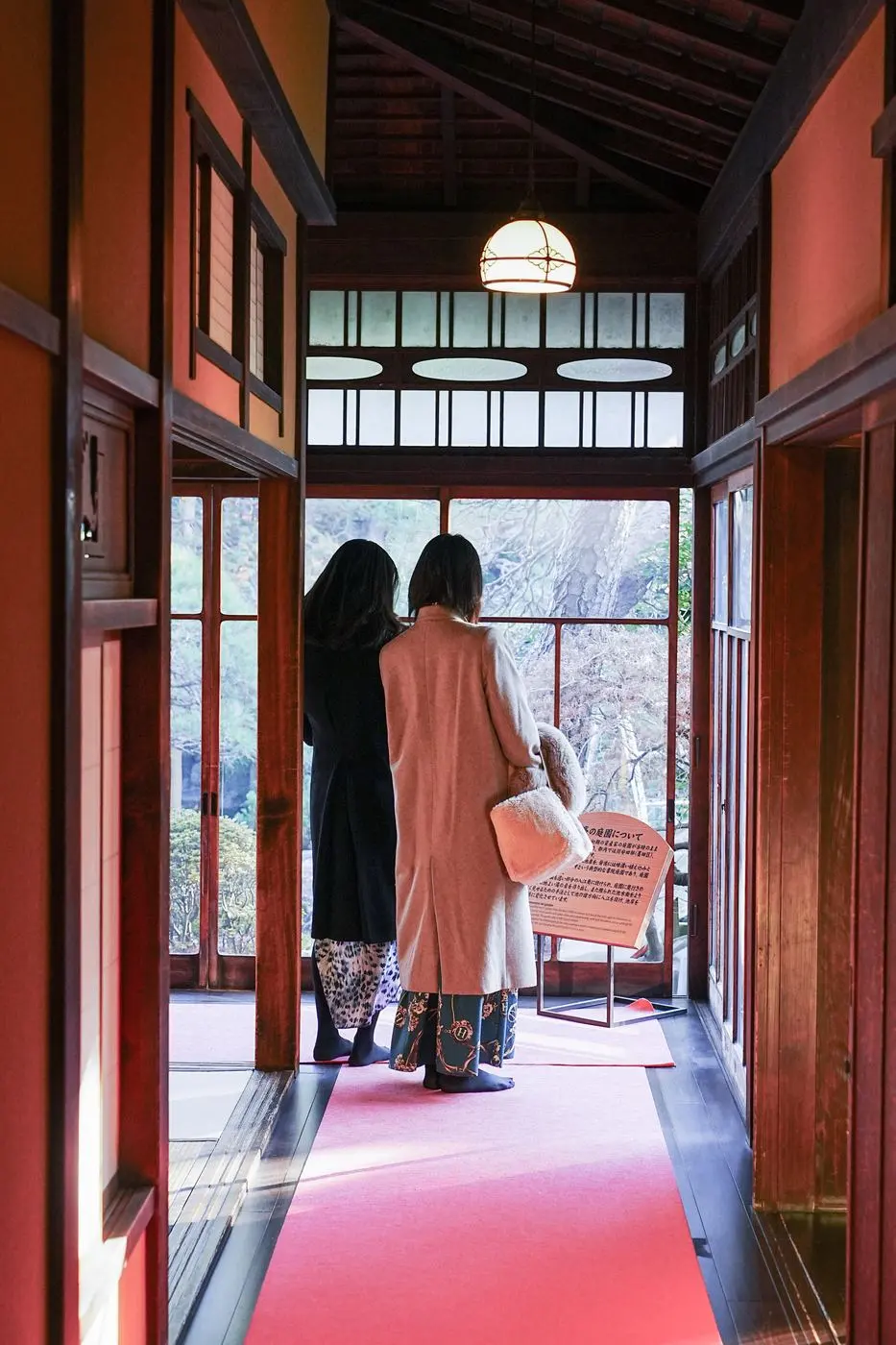 The red-carpeted corridor of Yamamoto-tei